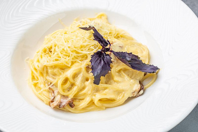 Linguine Carbonara with jamon