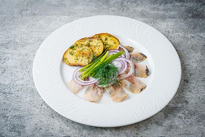 Herring with butter-fried potatoes and red onions