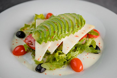 Avocado, tomato and goat cheese salad